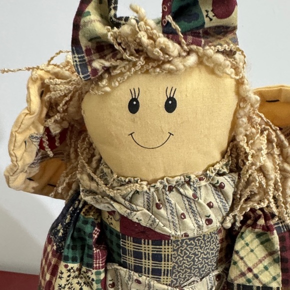 Homespun Creations Angel holding Welcome Friends sign. 16” - Picture 2 of 9